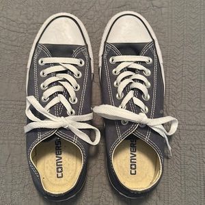 Converse Navy Blue tennis shoe. Size 6 1/2.